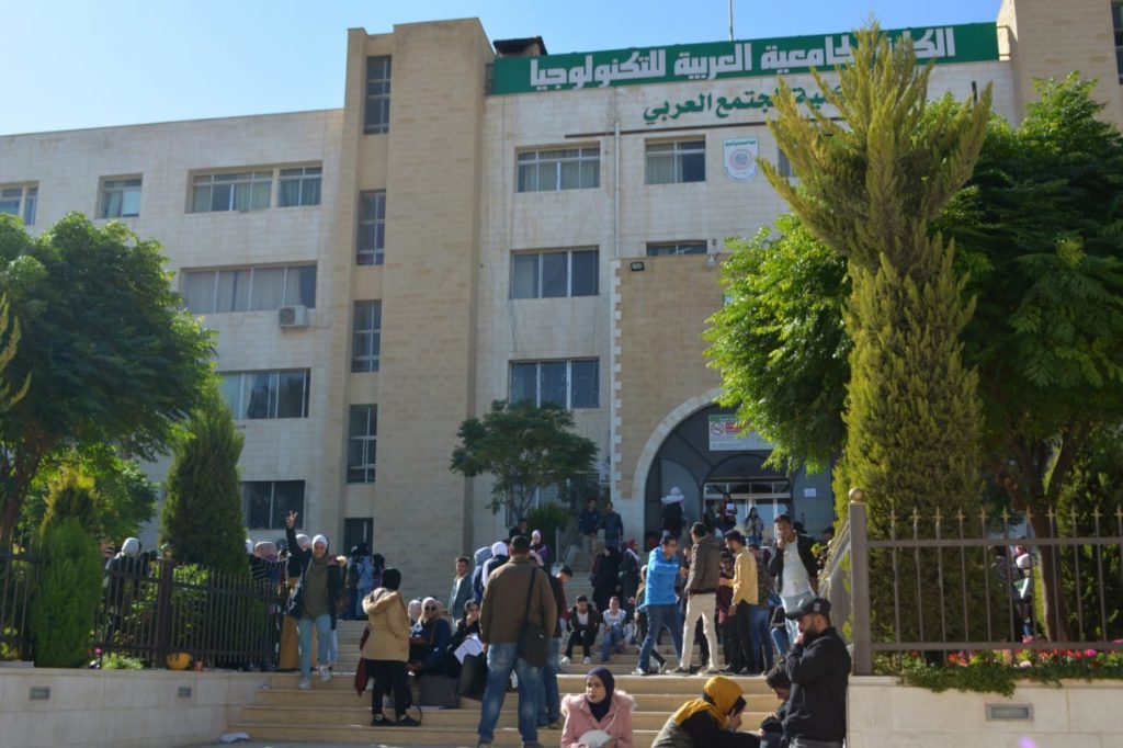 تعلن الكلية عن حاجتها إلى تعيين سائق باص محورين