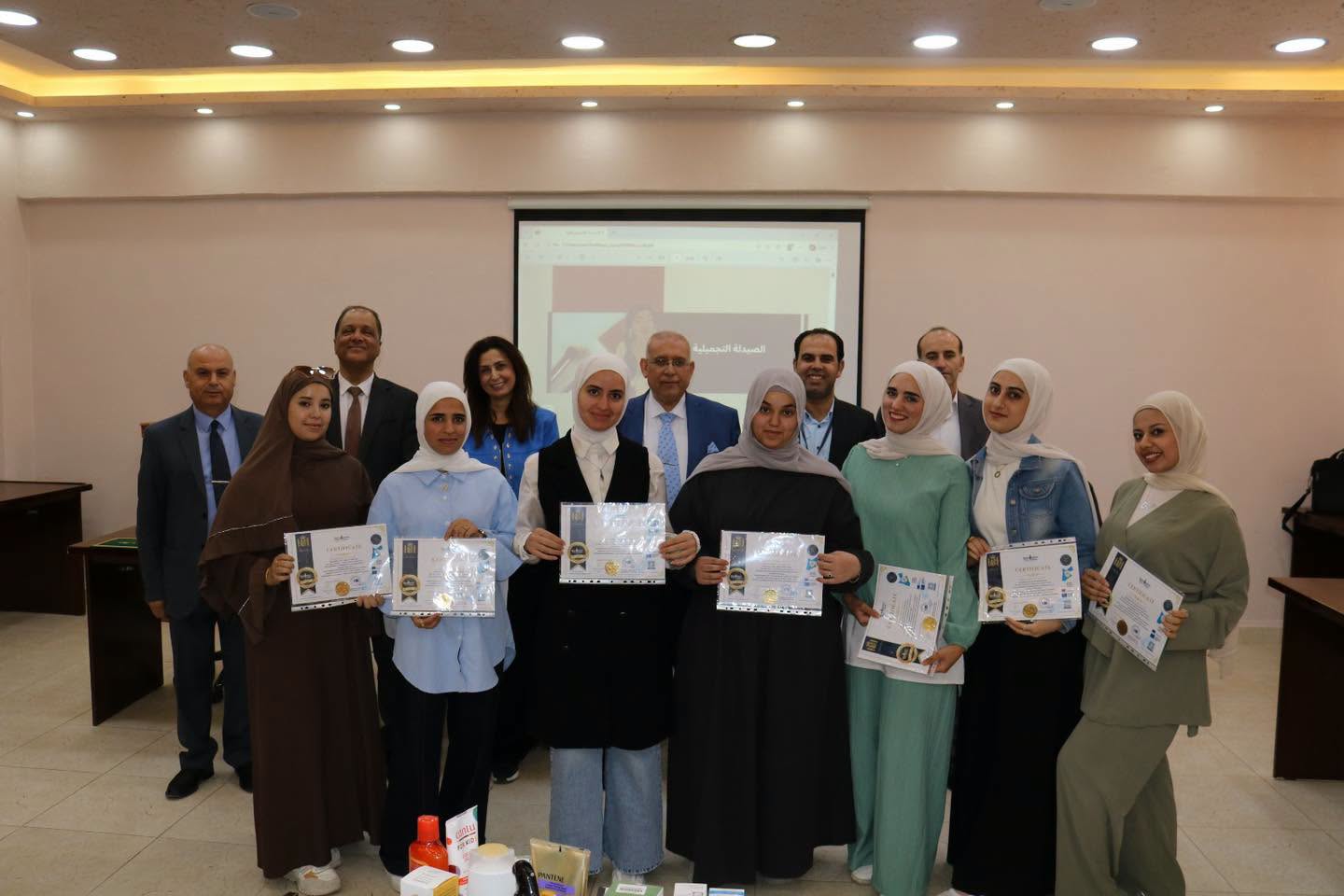 اختتام دورة الصيدلة التجميلية في الكلية الجامعية العربية للتكنولوجيا